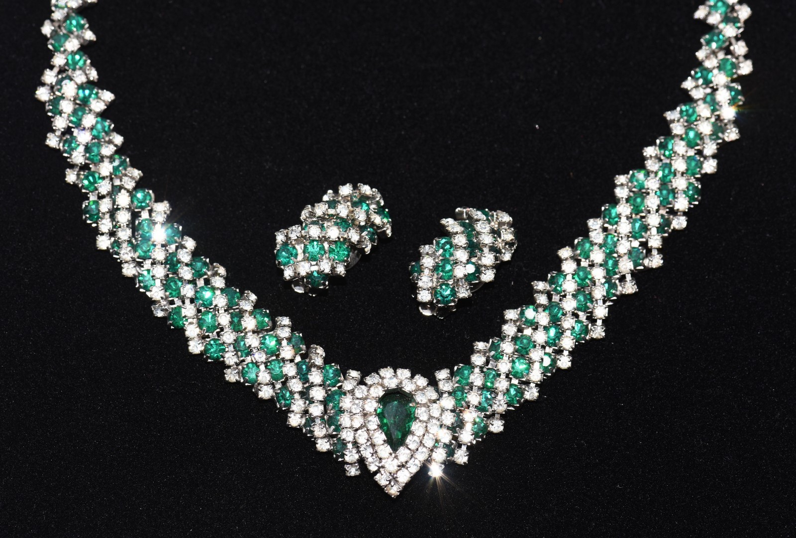 Wonderful KRAMER Emerald GREEN and Shimmering CLEAR RHINESTONE NECKLACE & ER SET