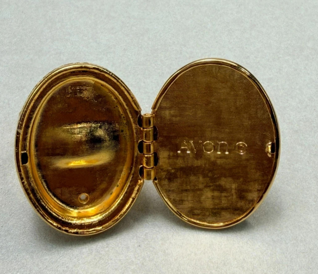 Avon Green Faux Jade Carved Oval Poison Locket Ring Gold Tone Adjustable 6-7 Vtg