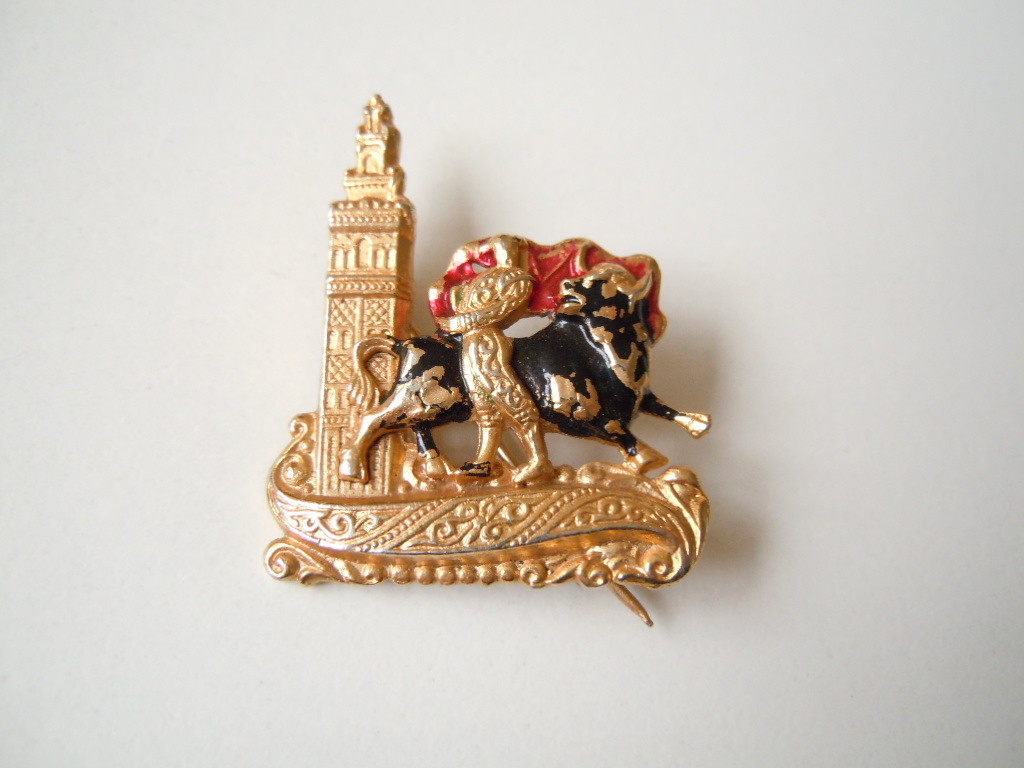 Brooch Enamel Torrero, Bull Metal Gold Tone 7.2 G/3.7 X 3.1 Cm