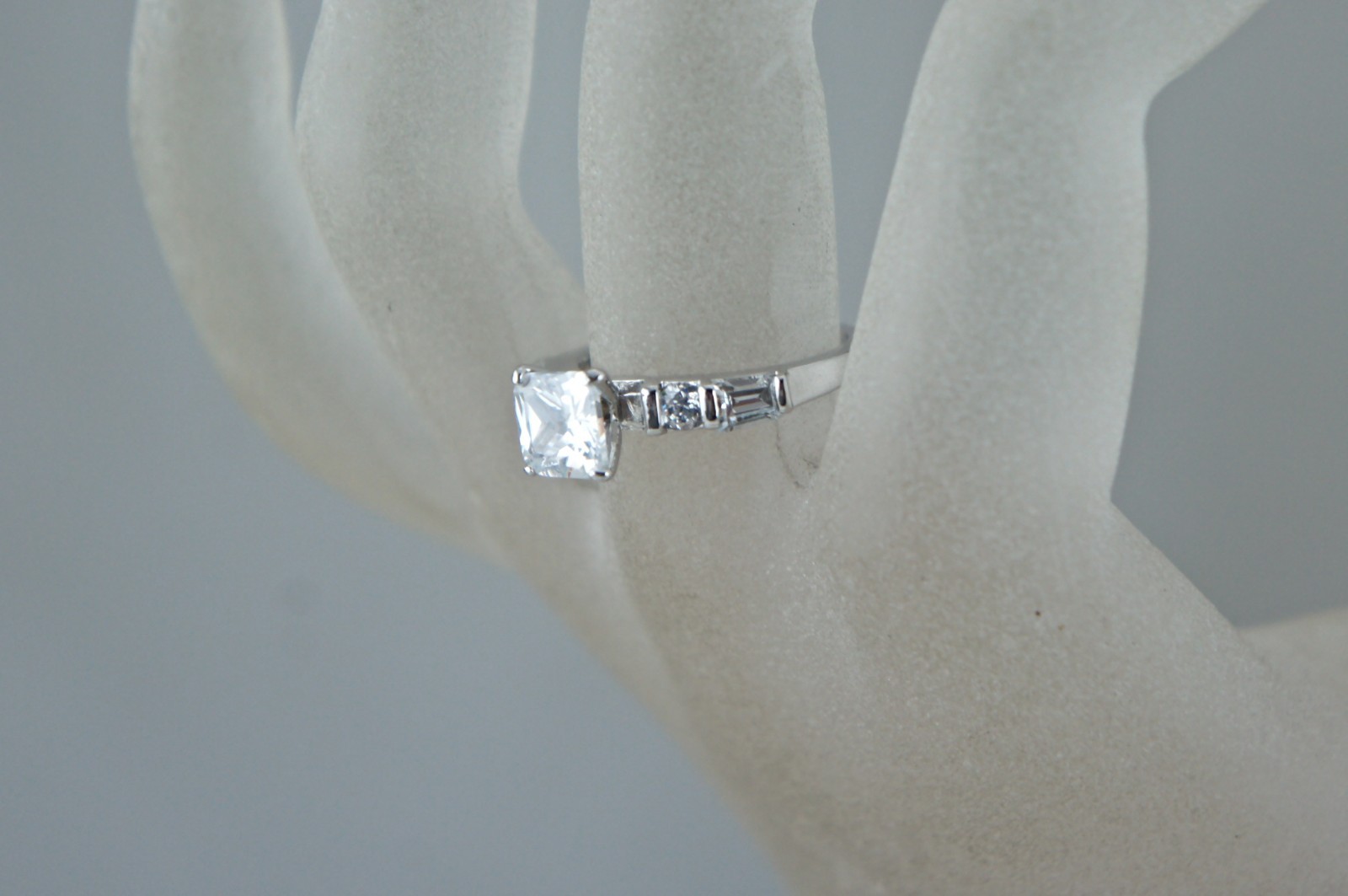 FASHION RING SILVER PLATED PRINCESS CUT RHINESTONE SOLITAIRE SIZE 8.25