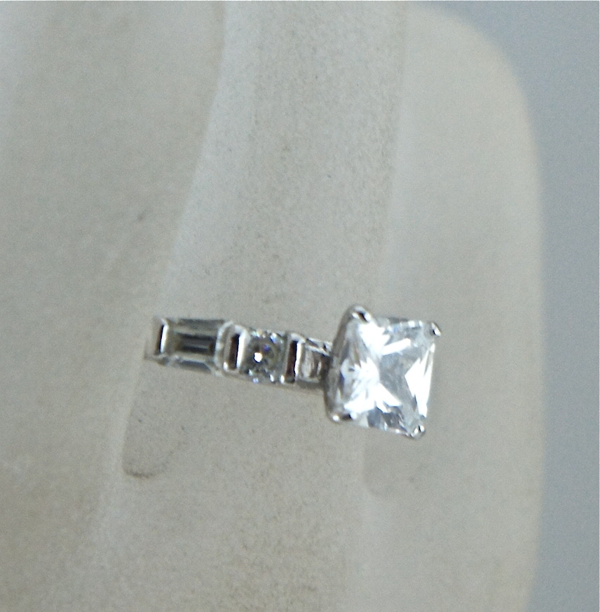 FASHION RING SILVER PLATED PRINCESS CUT RHINESTONE SOLITAIRE SIZE 8.25