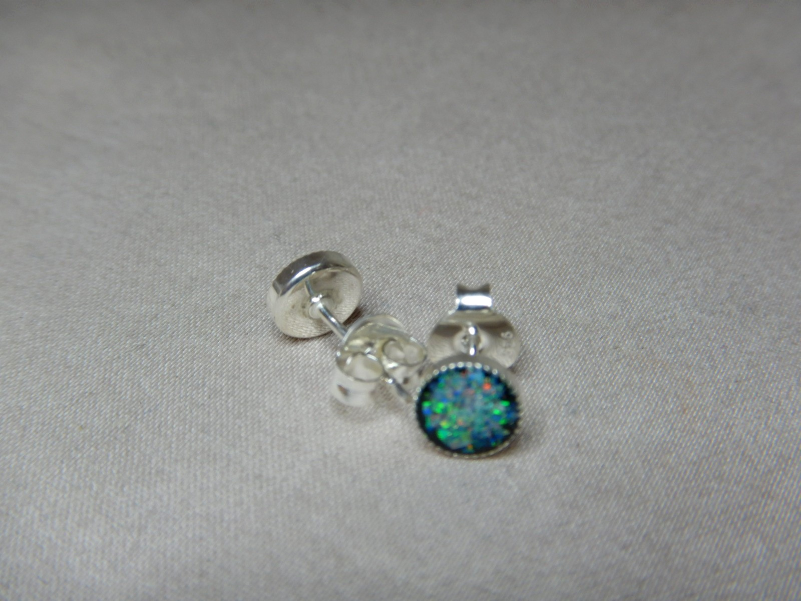 VINTAGE AUSTRALIAN OPALS SET IN STERLING SILVER PIERCED STUD EARRINGS 4111
