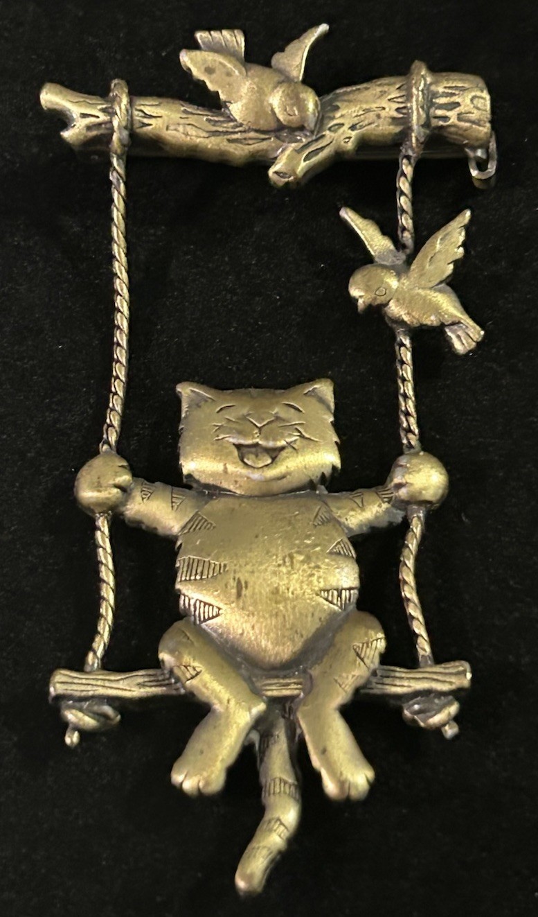 Vintage JJ Swinging Happy Cat Birds Brooch Pin Antique Brass Tone 3″ Long