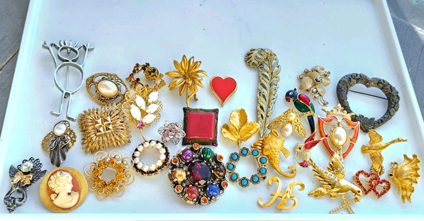 30 Vintage Brooch/Pins Lot–Some Signed—Goldtone Rhinestone Animals Cameo Flowers