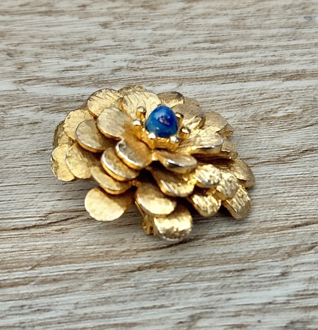 Vintage Hattie Carnegie Signed Gold Tone 3D Flower Brooch Pin Possibly Lapis Cab