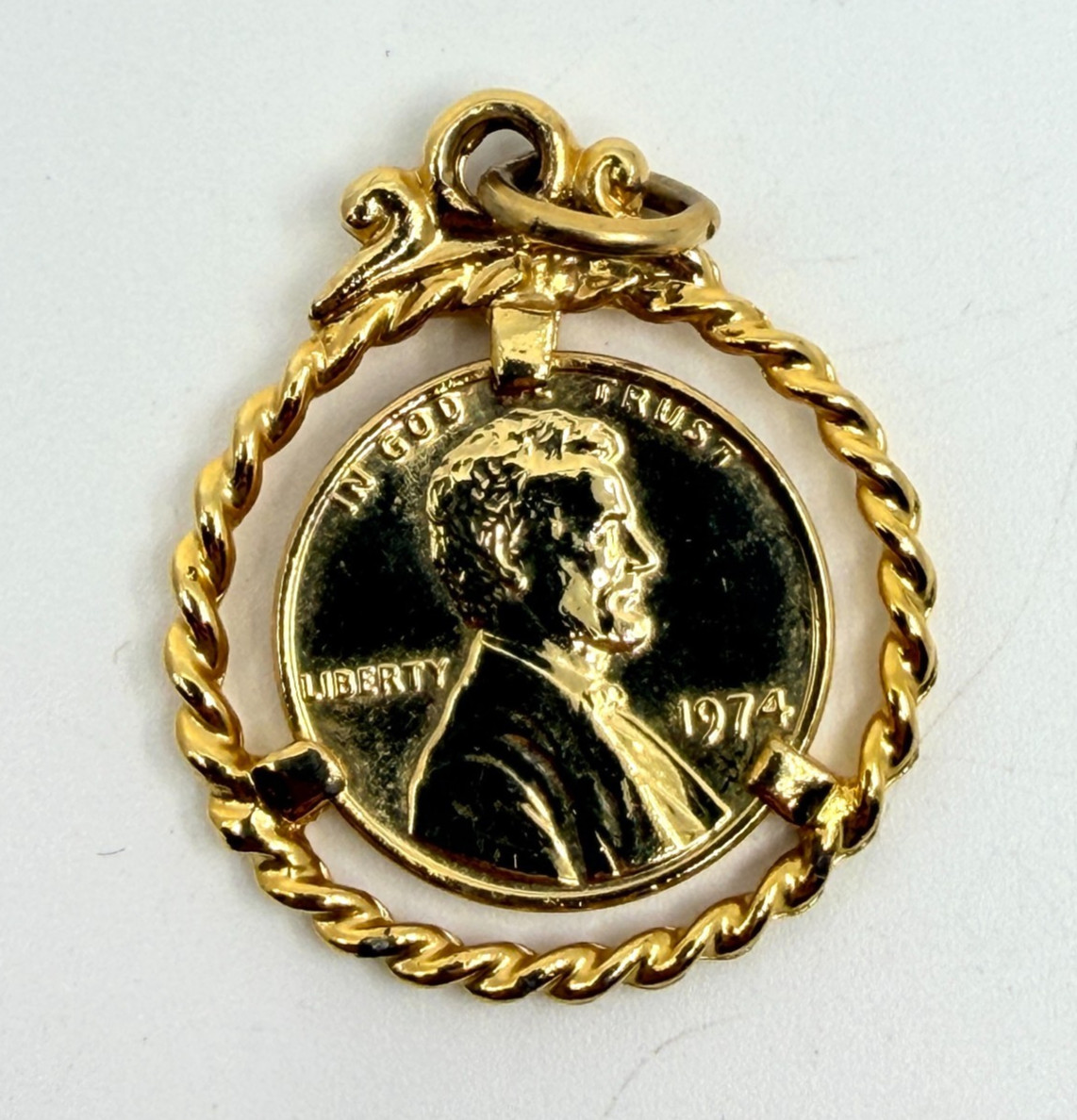 Vintage 1974 Abraham Lincoln One Cent Coin Pendant Gold Tone Twisted Rope Bezel