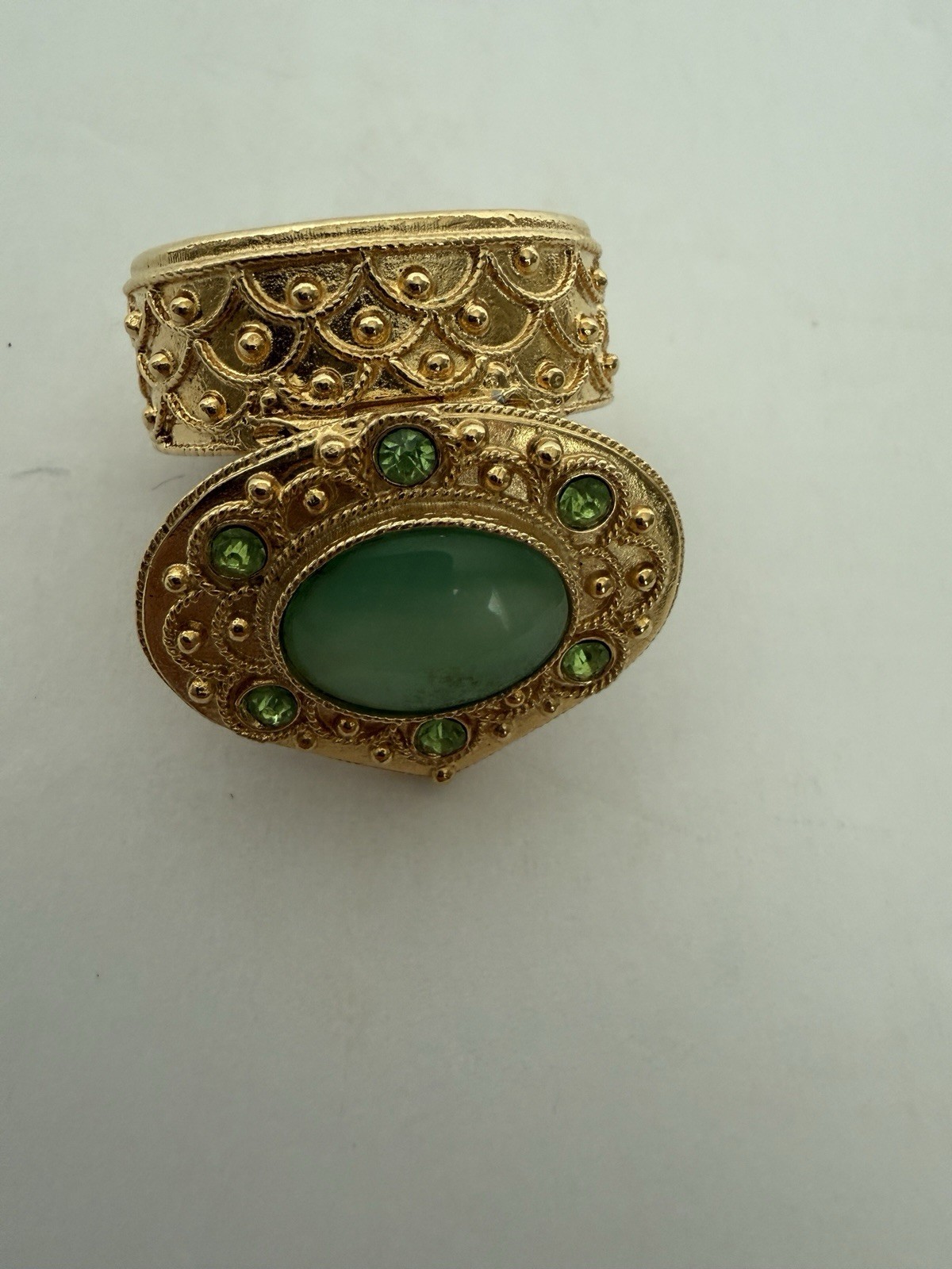 Vintage Florenza Gold Tone Pill box with Cabochon stone
