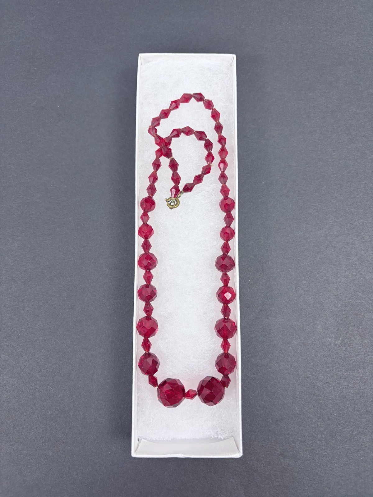 Vintage Faceted Bright Red & Clear Glass Graduated Bead Necklace 18″