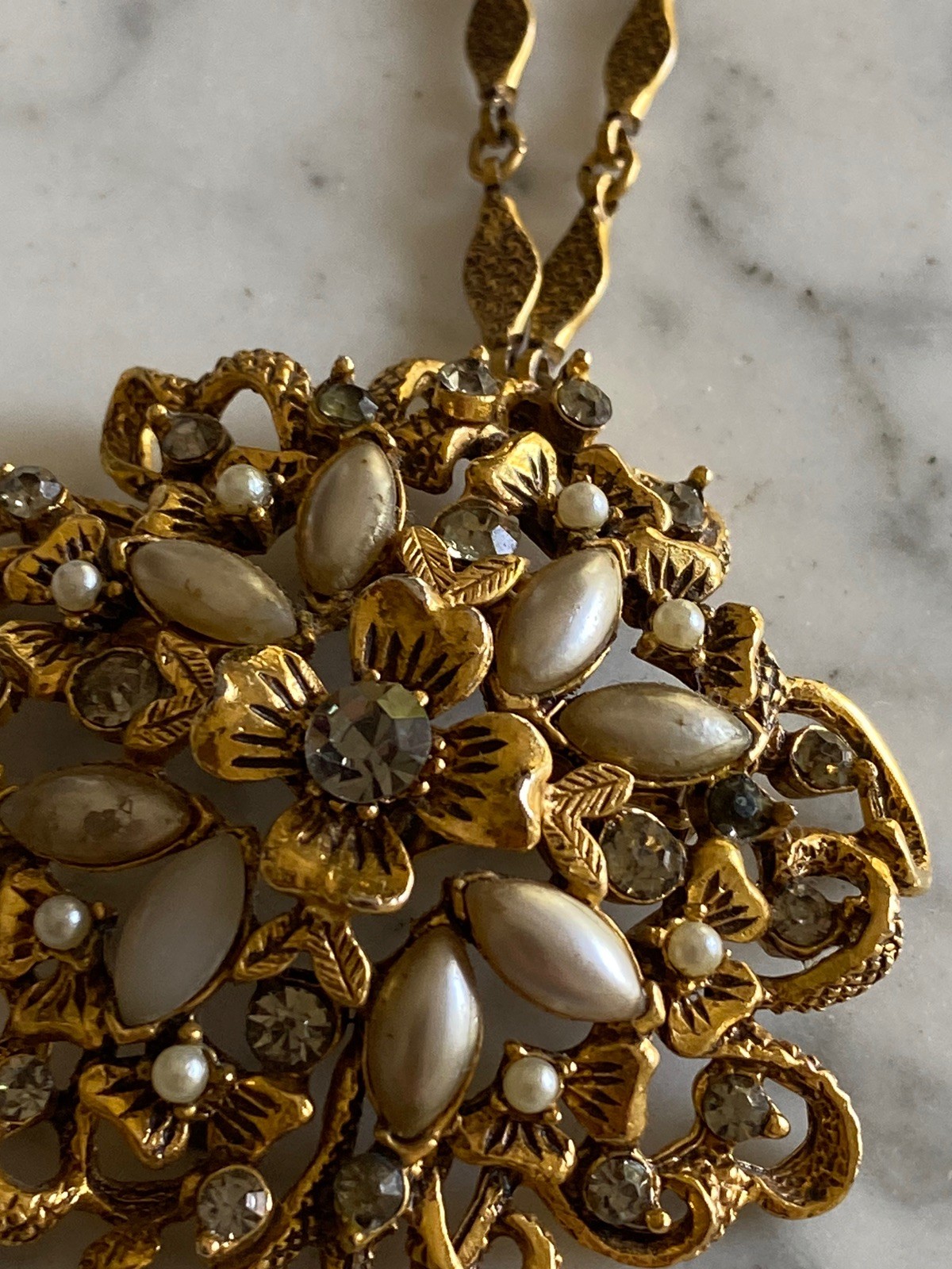 Vintage Jewelry Goldstone gold Chain Necklace Pendant Florenza rhinestone pearl