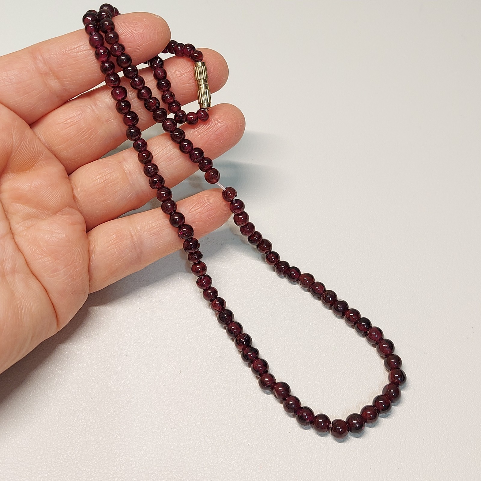 VTG Natural Garnet Graduated Hand Cut Bead Necklace 18.1″ Gold Tone Clasp 25.15g