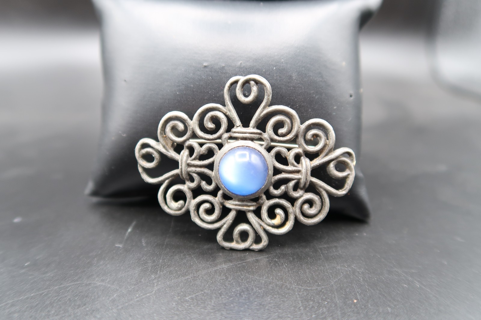 Vtg Silver Tone Scroll Work W/ Blue Irredescent Center Cabochon Bead Brooch 2.5″