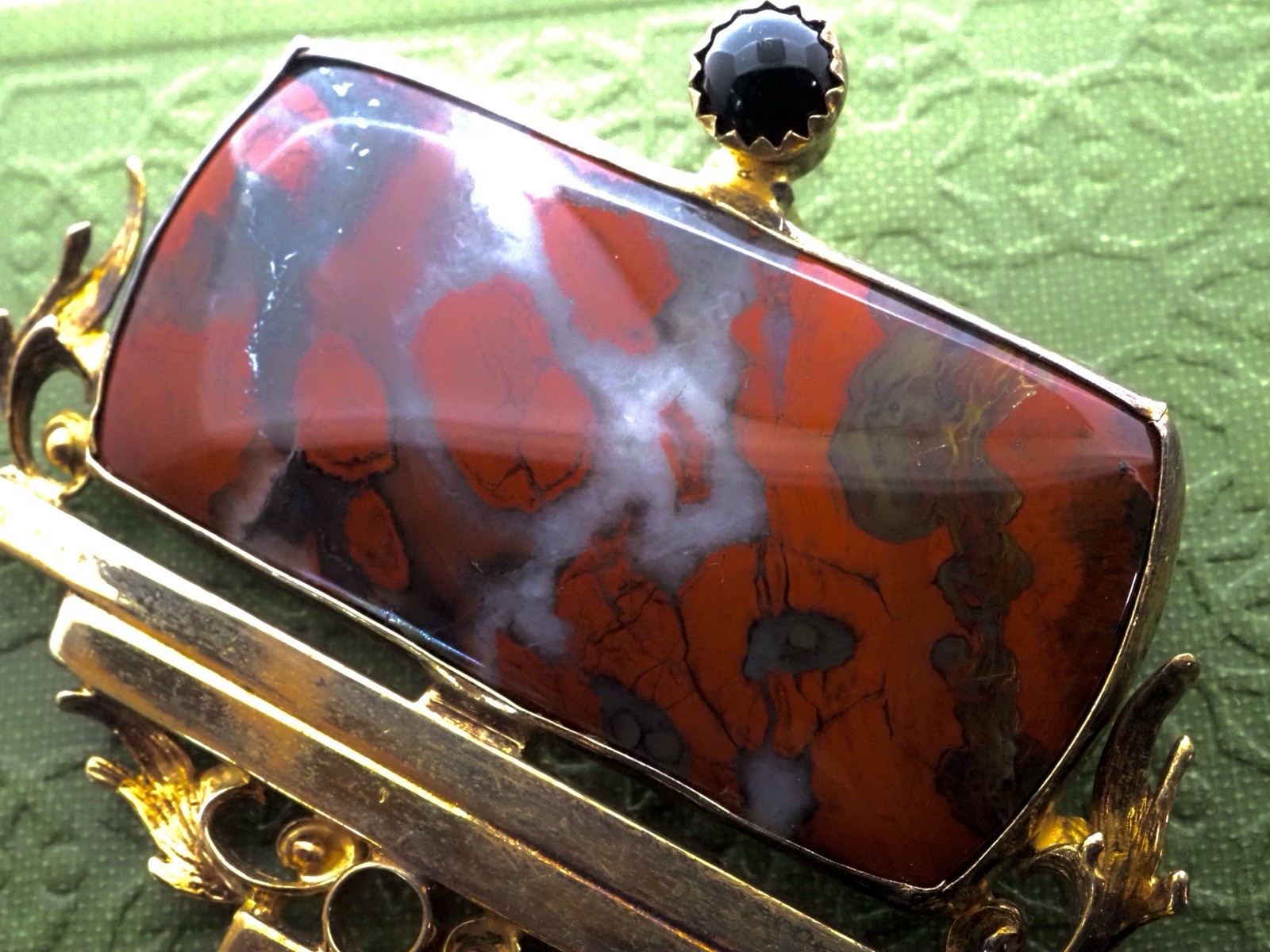 STUNNING TRICIA YOUNG AGATE STERLING SILVER & GOLD PLATE (VERMEIL) BROOCH