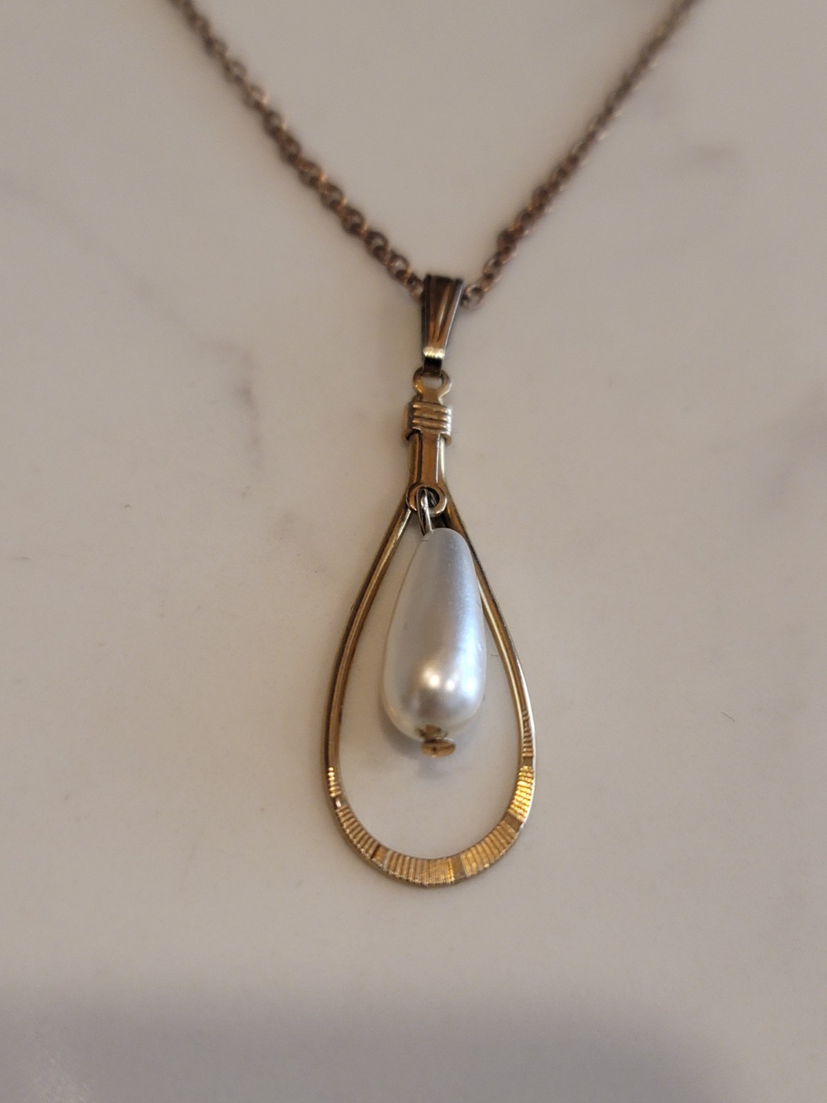 Vintage Gold Tone Faux Pearl Teardrop Pendant Necklace 18″ Costume Jewelry