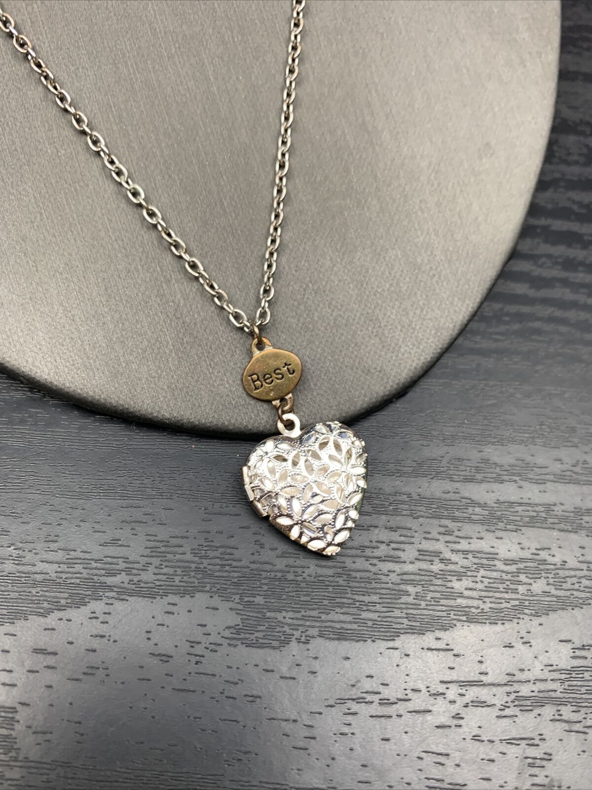 Vintage Necklace Pendant Silver Heart picture of locket￼ Silvertone 18”￼
