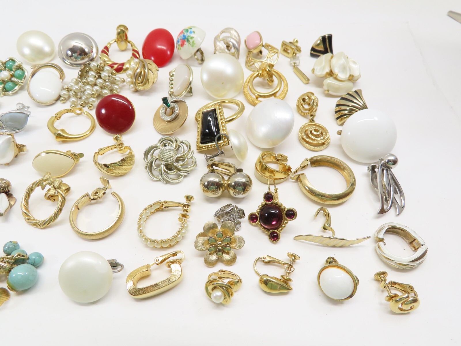 Single Earrings Lot ALL SIGNED 14 Crown Trifari Richelieu Monet + VTG 50+ D2216