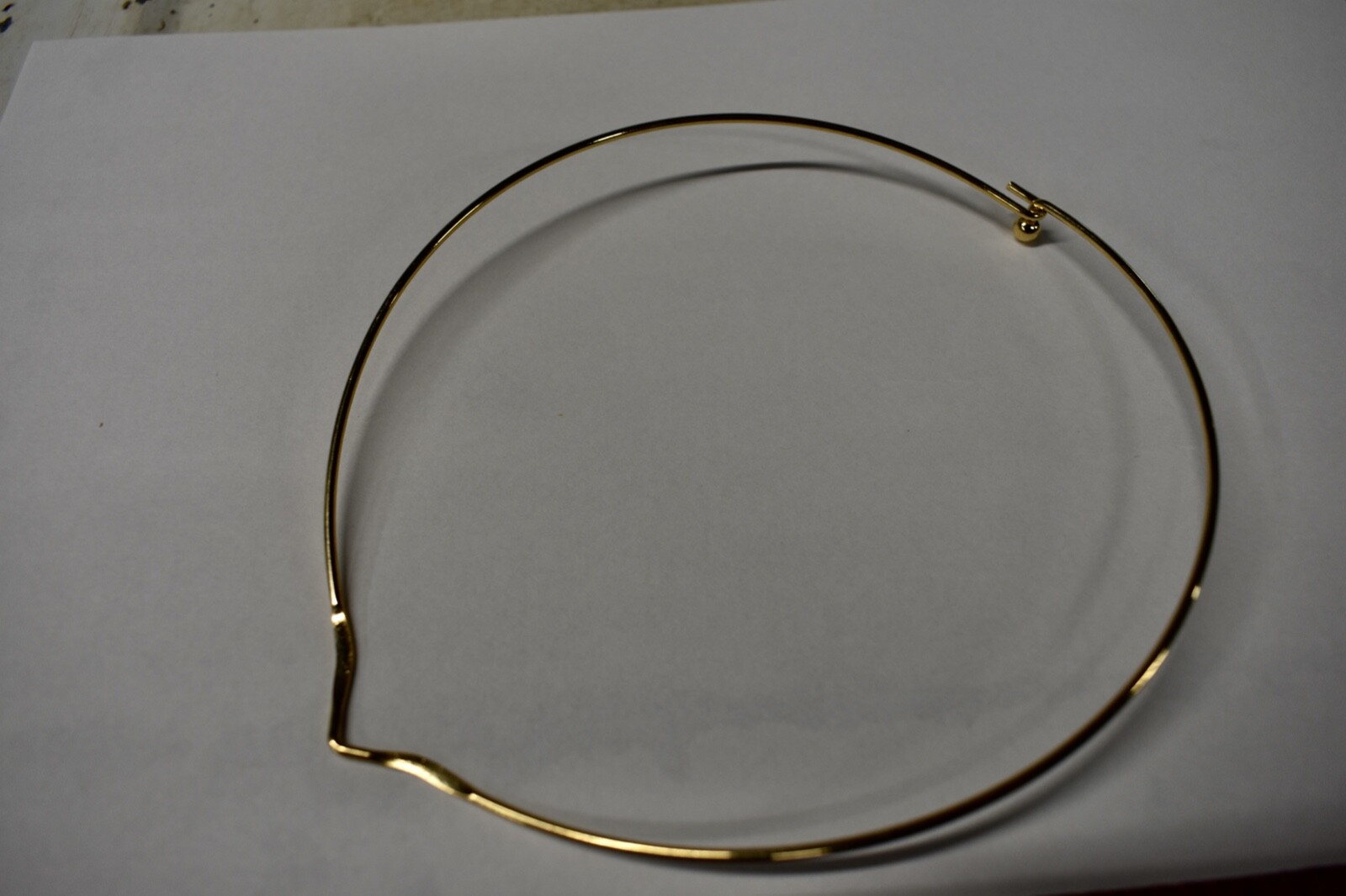 AWESOME METAL CHOKER NECK WIRE (14 gauge)ROUND CIRCULAR GOLD TONE W HAMMERED V