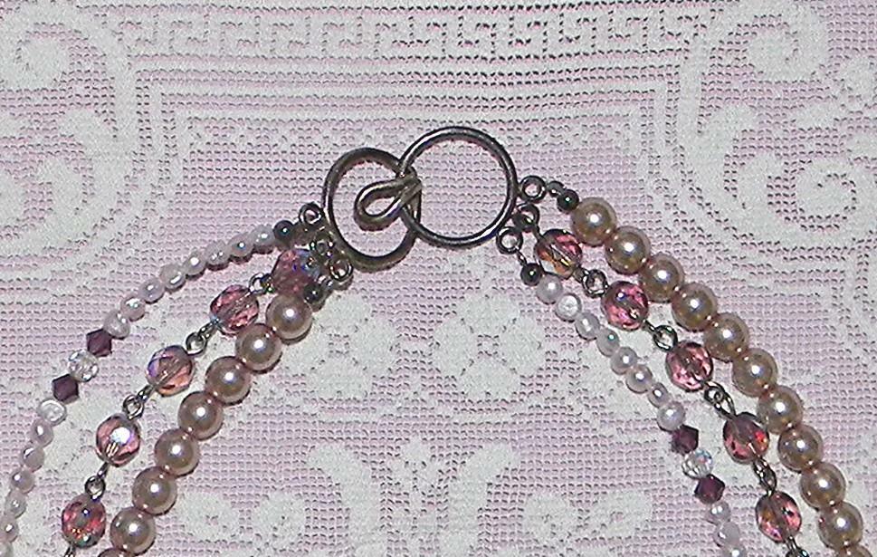 BEAUTIFUL VTG. LAVENDER AURORA BOREALIS & FAUX PEARL BEAD NECKLACE & EARRING SET