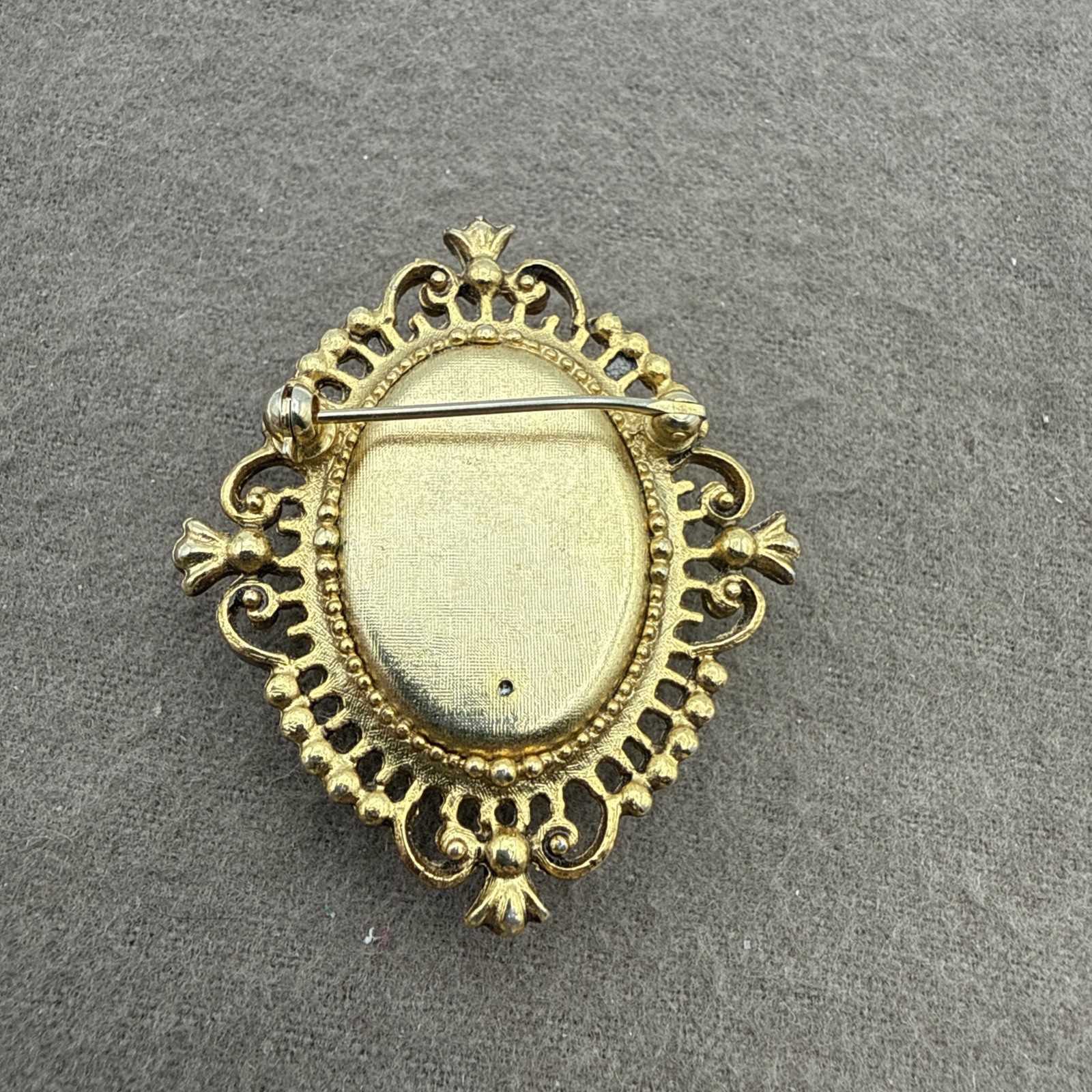 Vintage Avon Cameo Locket Brooch Pin Gold Tone Jewelry