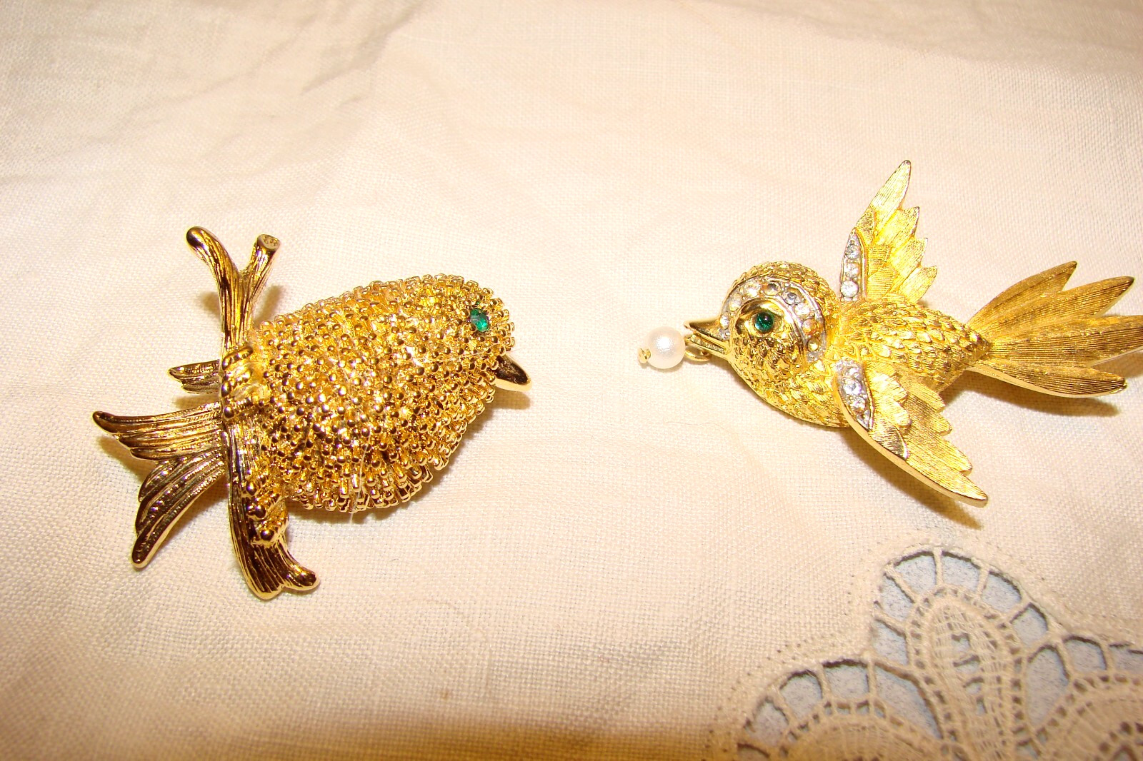 TWO VINTAGE GOLD TONE RHINESTONE BIRD BROOCHES GREEN EYES PEARL
