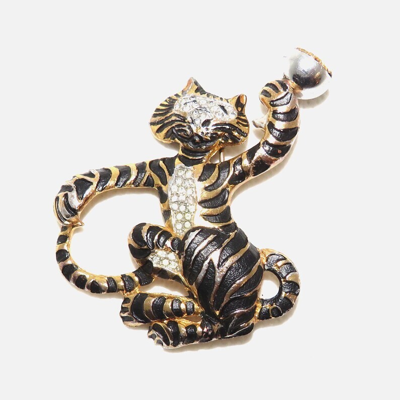 A rare fur clip called the drunk tiger by Samuel Rubin Got Silson. 1930s.