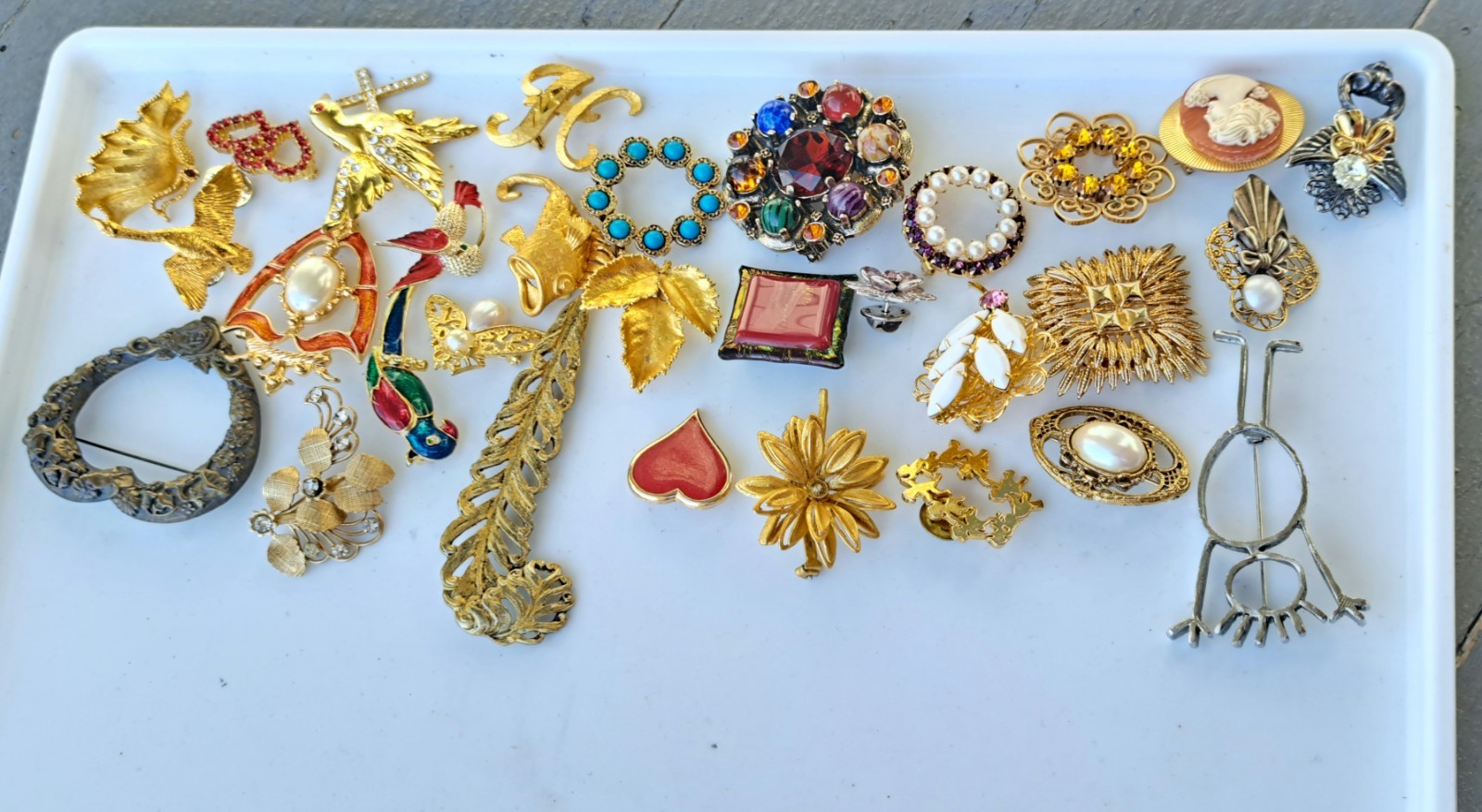 30 Vintage Brooch/Pins Lot–Some Signed—Goldtone Rhinestone Animals Cameo Flowers