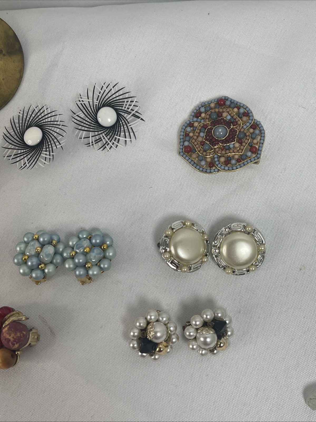 Lot Of Vtg Earrings Lisner Multicolor Faux Pearl Japan Hong Kong Avon Brooch
