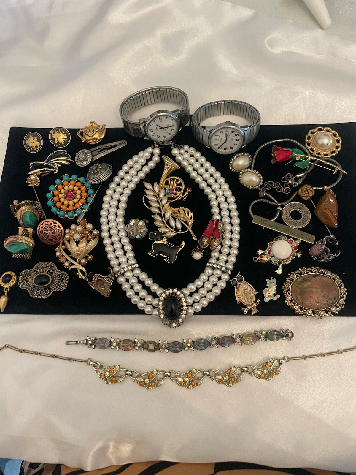 VINTAGE Junk Jewelry Lot FOR CEAFTS Some Signed Pieces Broken Singles Age Wear
