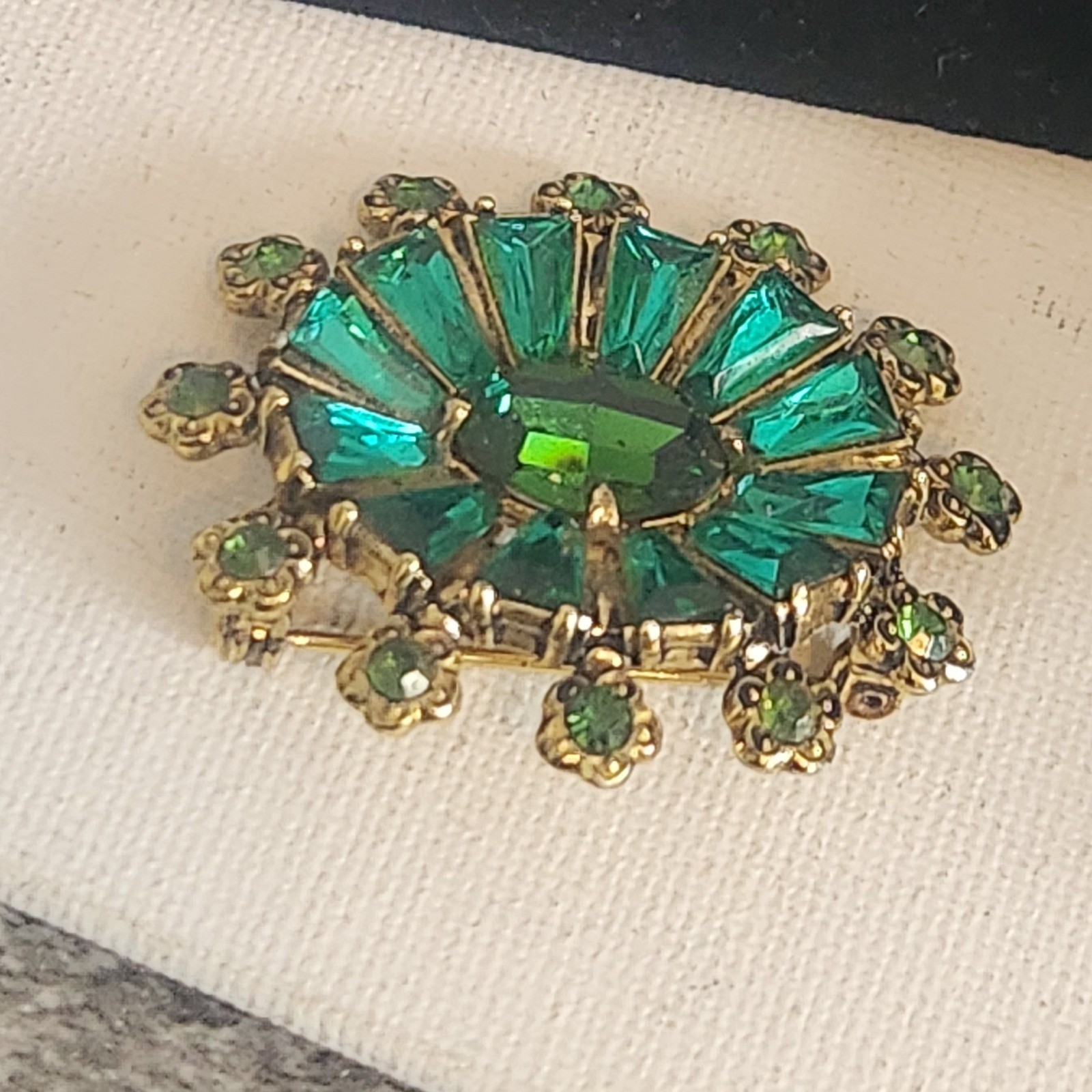 Vintage Emerald Green Sunburst Brooch Gold Tone Rhinestone Starburst Pin 1.5″
