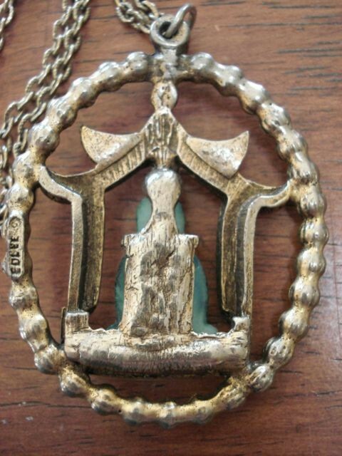 Rare Vintage Signed Edlee Gold Tone Asian Themed Faux Jade Pendant Necklace