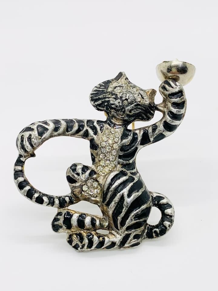 A rare fur clip called the drunk tiger by Samuel Rubin Got Silson. 1930s.