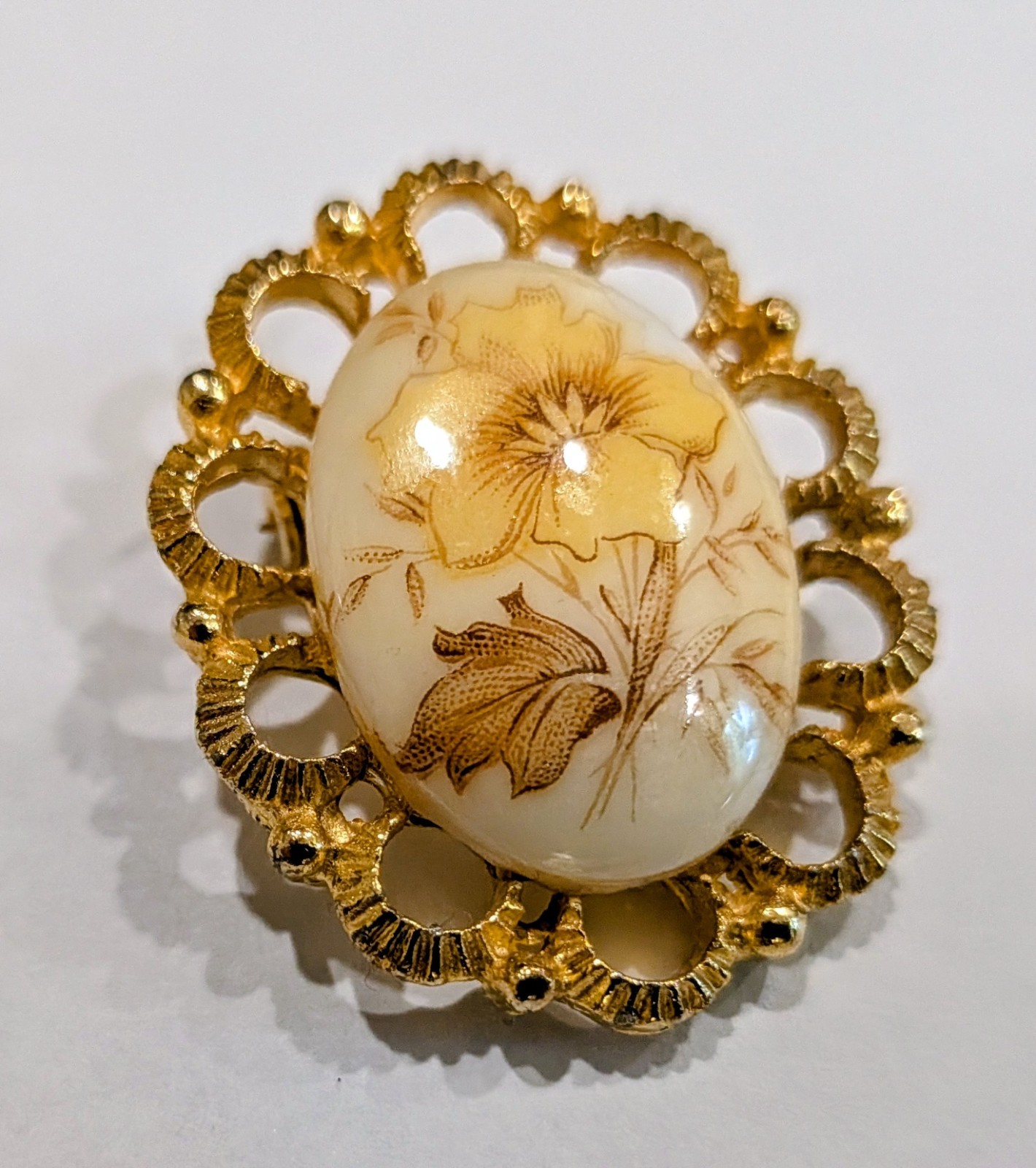 Floral Gold Brooch – Vintage Victorian Style Cream Floral Transfer Cab 1.5″
