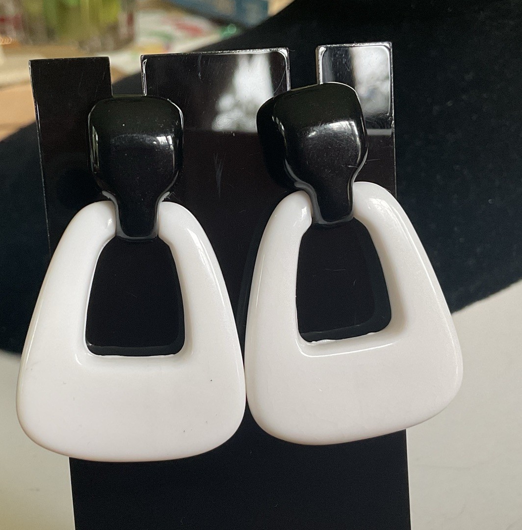 VINTAGE 80s NOS BLACK WHITE Door Knocker LUCITE 1 5/8″ POST EARRINGS