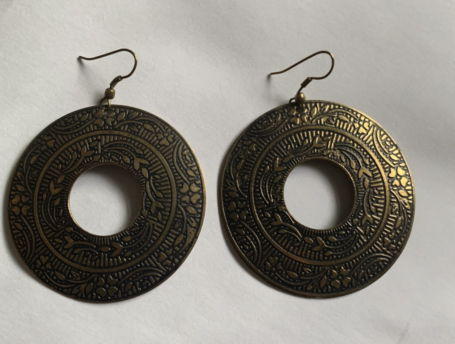 VTG Antiqued Bronze Color Metal Round Disk Center Cutout Intricate Floral Design