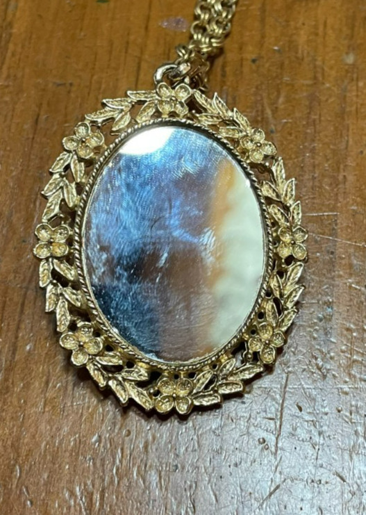 VINTAGE 1973 AVON “SERENA ROSE” REVERSIBLE MIRROR NECKLACE and RING Set