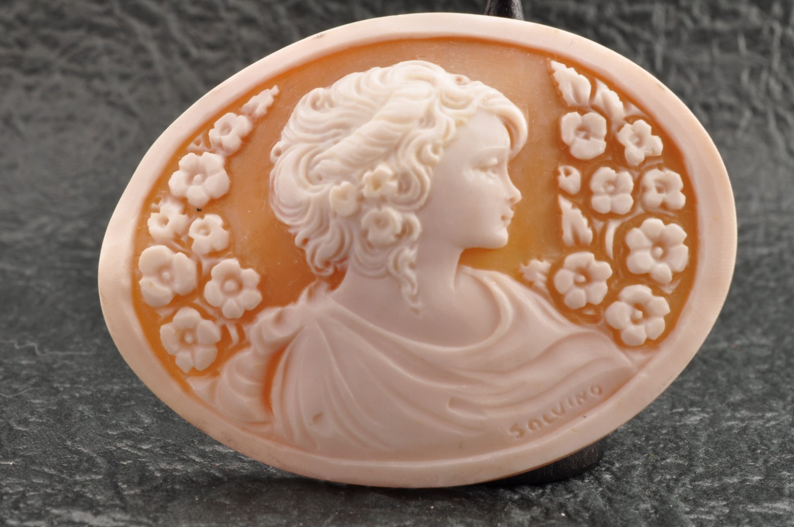 5 items , vintage shell cameo White and brown color (Total 327.0ct) with case.