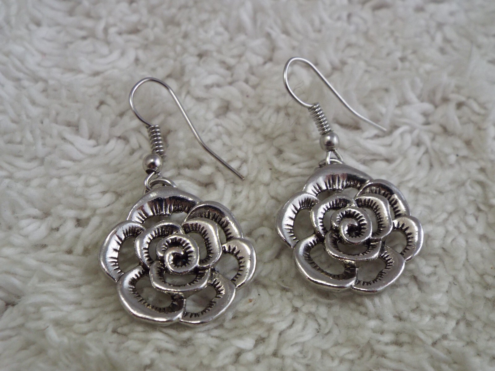 Silvertone Rose Flower Pierced Earrings (G19)