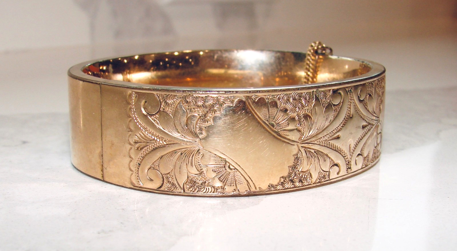 S.B. CO STANDARD BUTTON CO. GOLD FILLED BANGLED ETCHED BRACELET HINGED .75″ WIDE