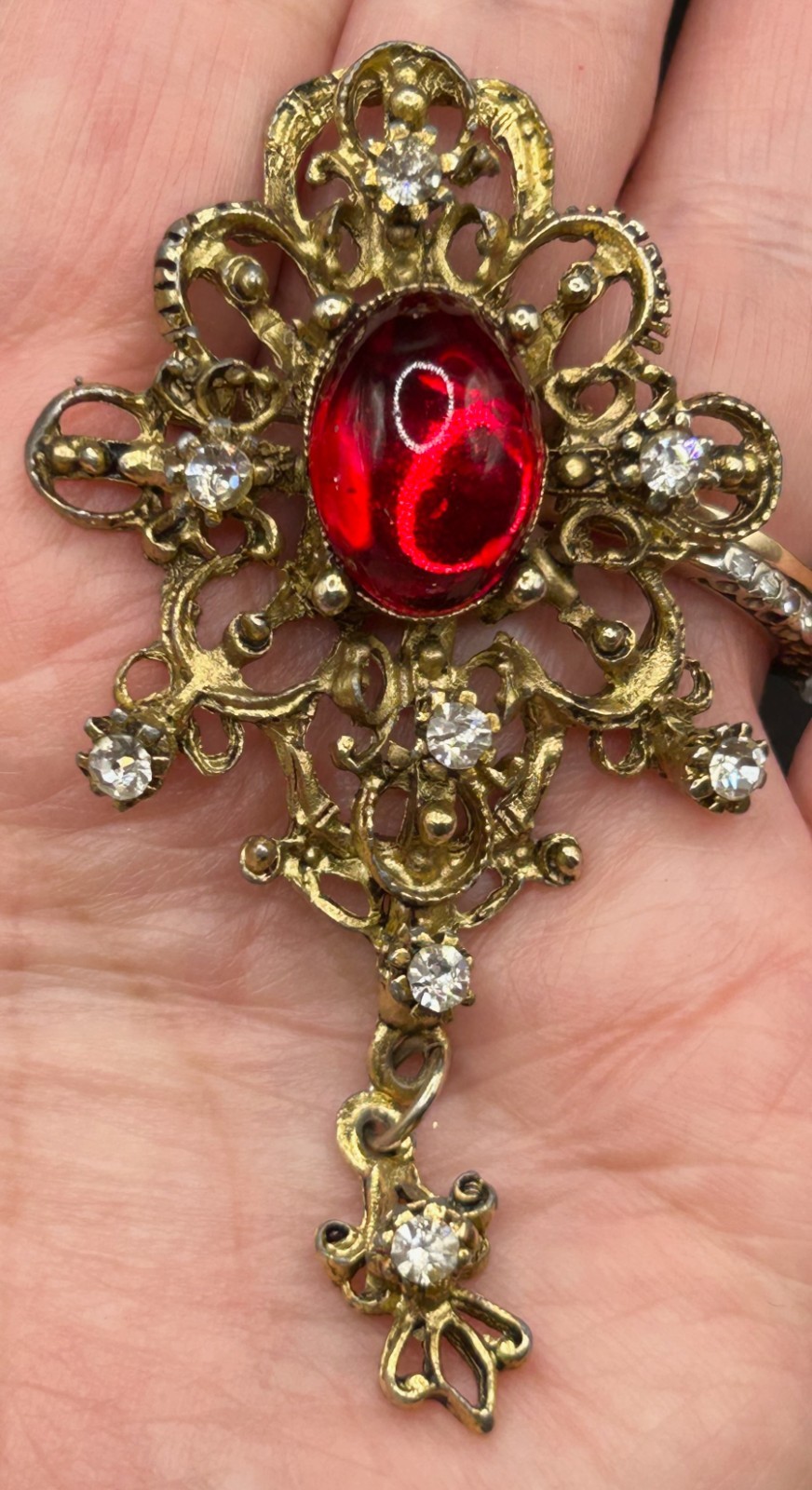 VINTAGE RED CABOCHON BROOCH DANGLE CLEAR RHINESTONES GOLD TONE – UNSIGNED