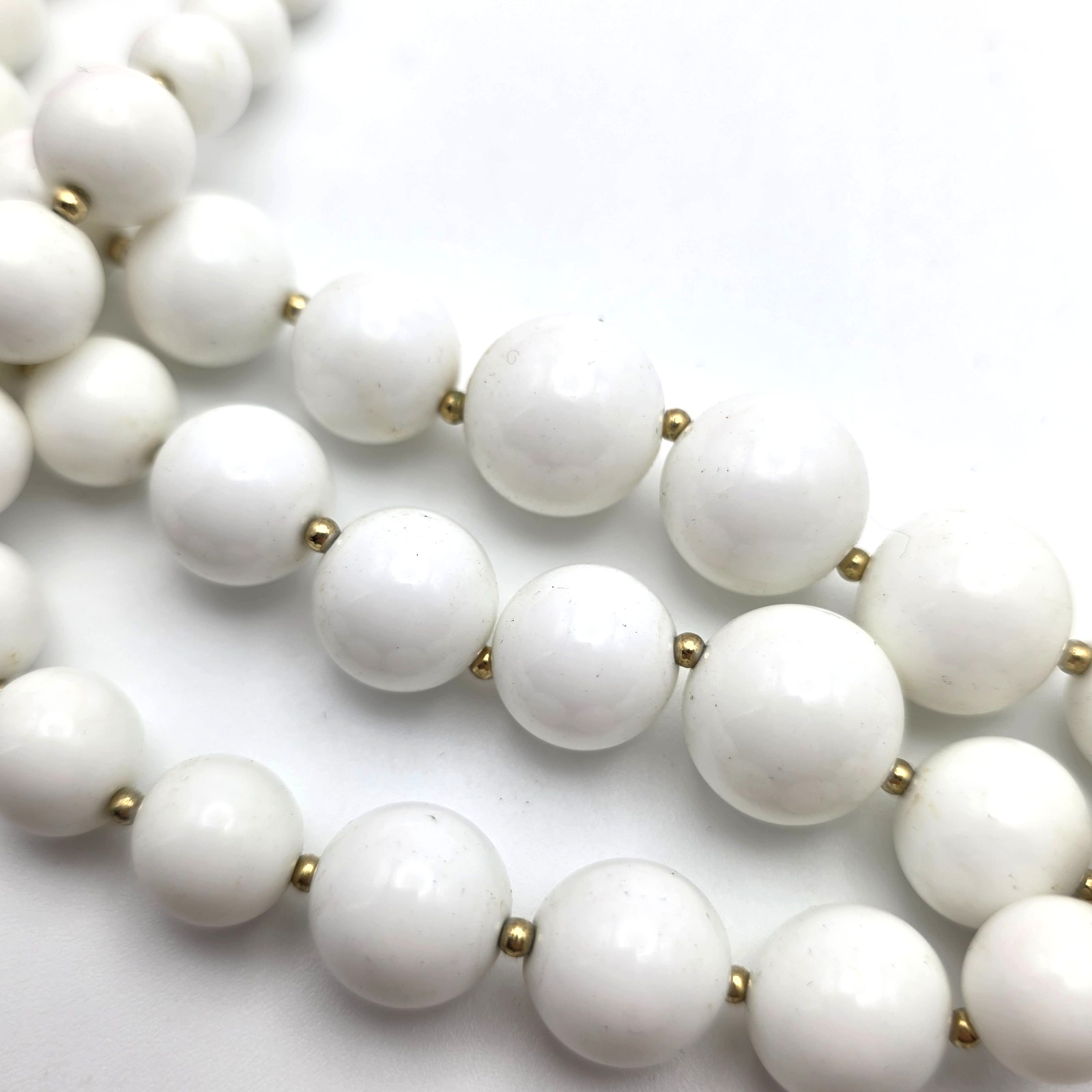 Vintage Trifari White Beaded Necklace Triple Strand Graduated 21 In Gold Tone
