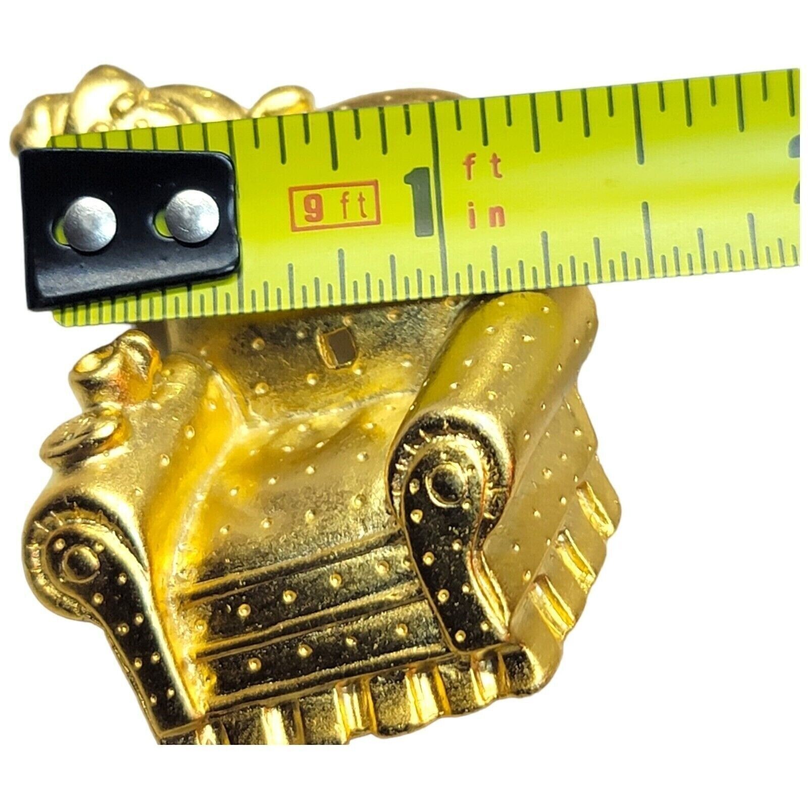 Brooch Danecraft Christmas Santa Behind Couch Signed Matte Gold Tone SKU 2228