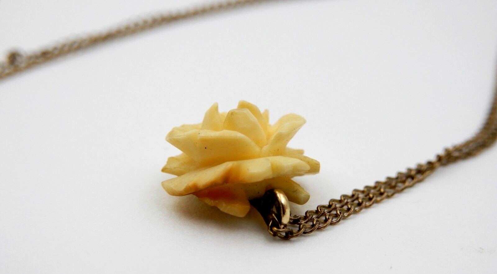 VINTAGE YELLOW FLOWER PENDANT NECKLACE SIGNED ‘WRE’ 1/20th 12K GOLD FILLED