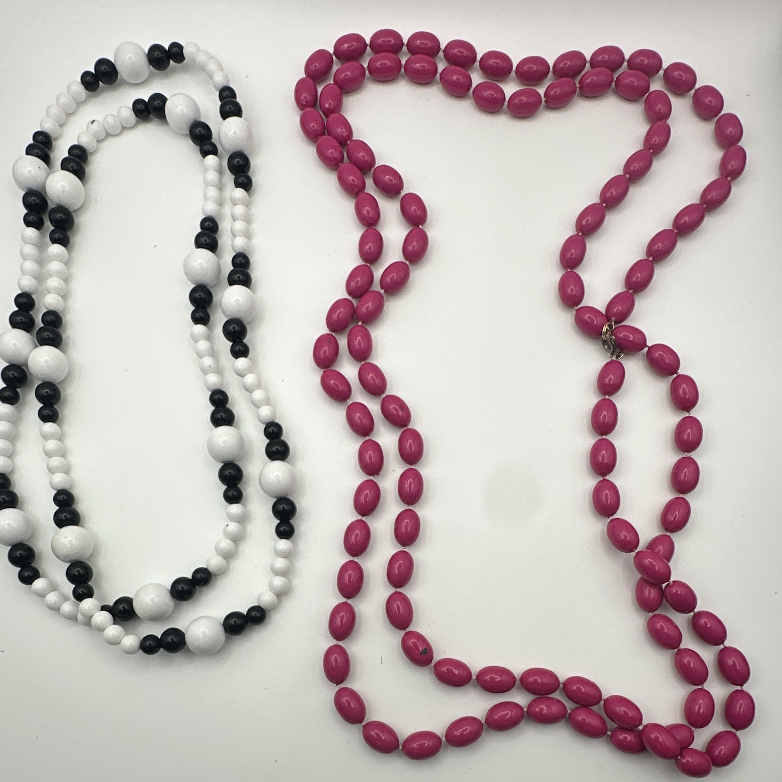 2pc Mixed Lot Plastic Beaded Necklaces Pink Black & White Unisex Adults