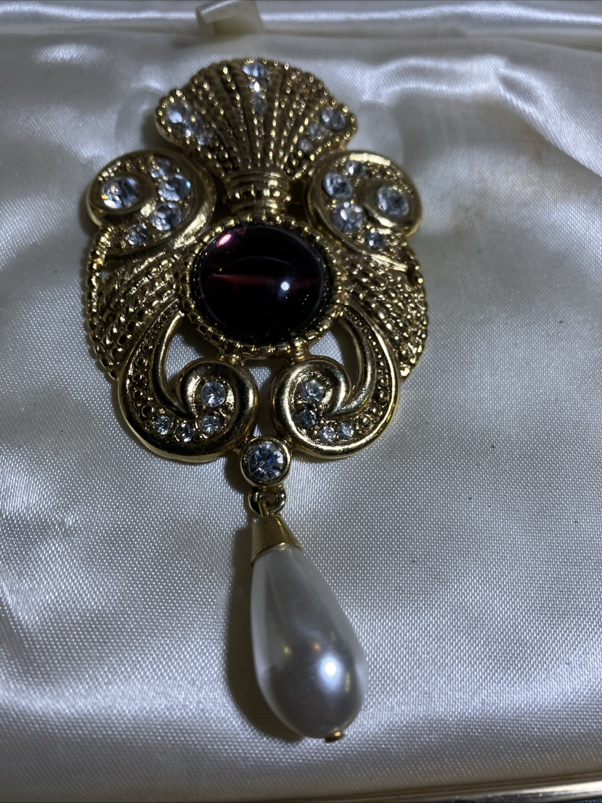 Vtg Jeff Lieb Large Rhinestone Purple Glass & Faux Pearl Drop Pin Brooch. 4” EC
