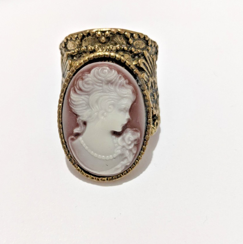 GE. Large Gold Tone Metal Alloy Purple White Carved Acrylic Cameo Ring Size 5.5