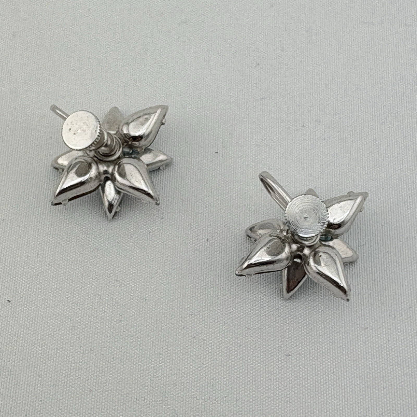 Vintage Bright Aqua Blue Star Screw back Earrings Silvertone 1950’s Retro