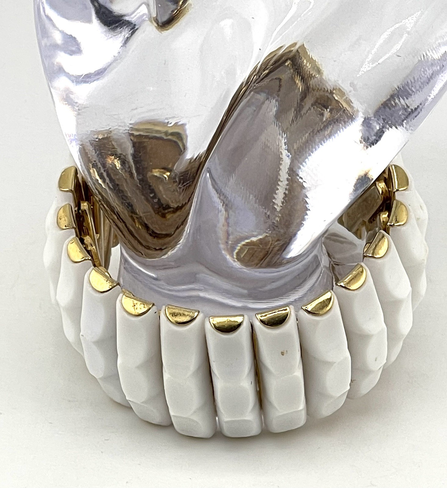 VTG 1960s Monet/ Hong Kong Expansion Bracelet Accordion Segmented white Lucite