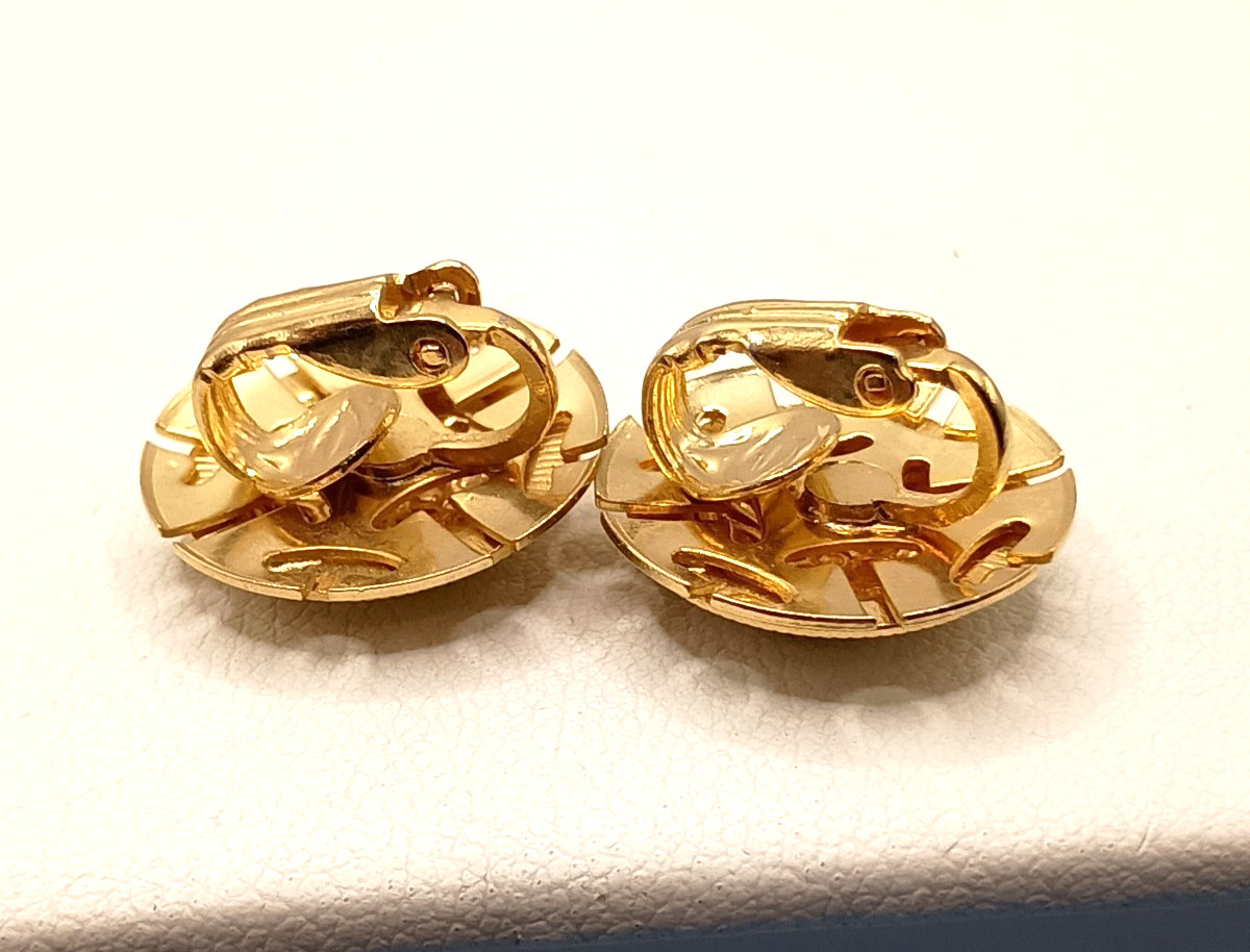 Vintage Damascene Look Clip Earrings Floral Button Gold Tone Black Enamel .75″