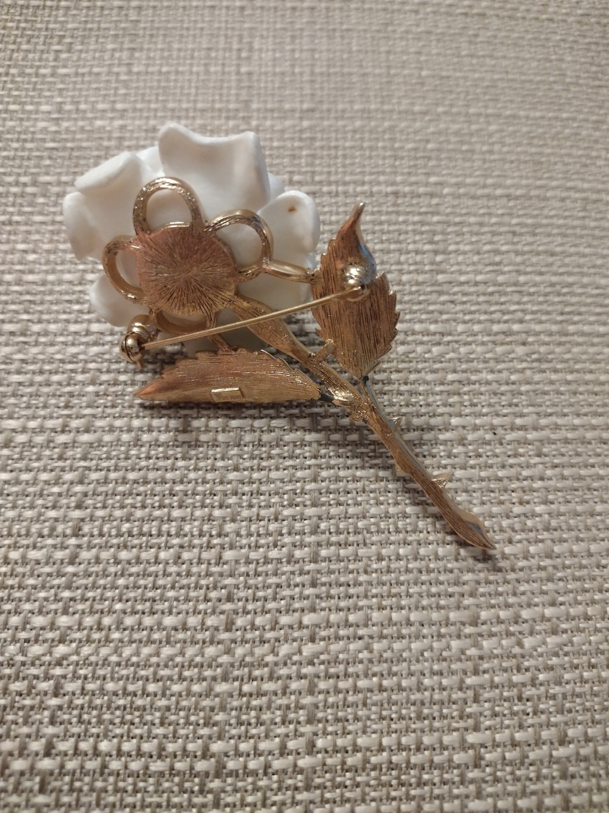 Vntg Gorgeous Crown Trifari White Rose Green Enamel Brooch Thorn Stem