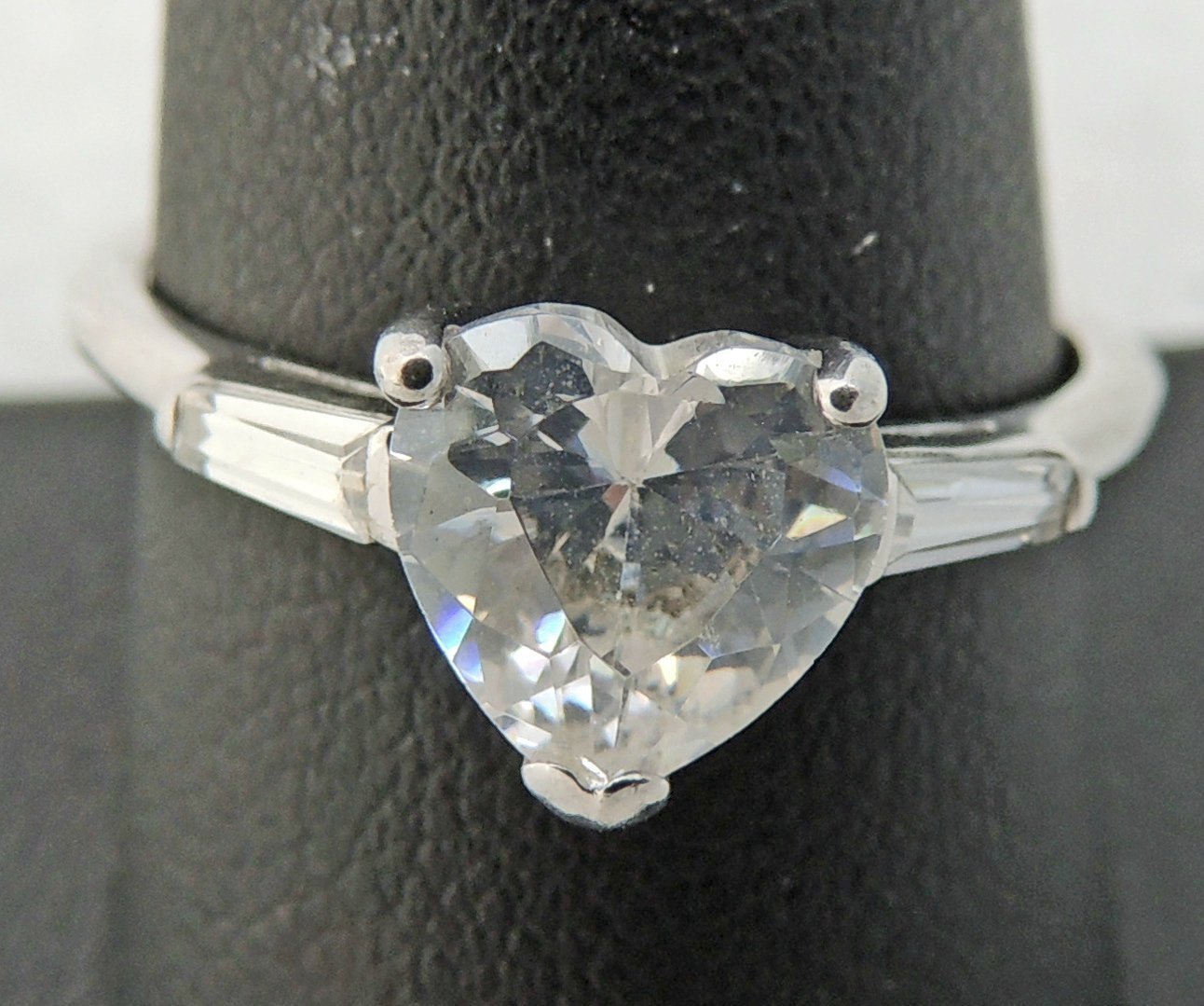 BEAUTIFUL ESTATE STERLING SILVER AVON WHITE STONE HEART BAND RING SIZE 9.5