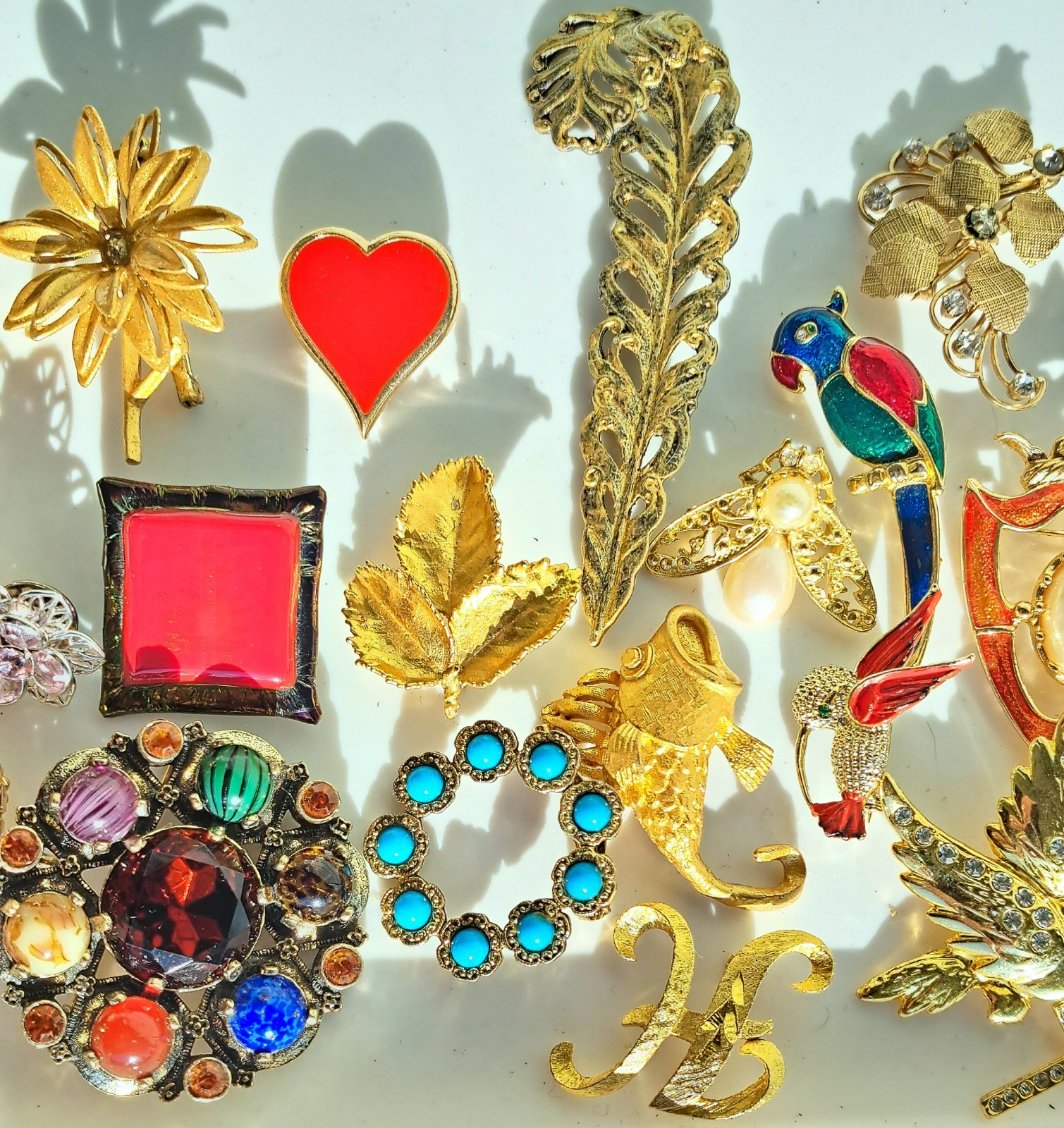 30 Vintage Brooch/Pins Lot–Some Signed—Goldtone Rhinestone Animals Cameo Flowers